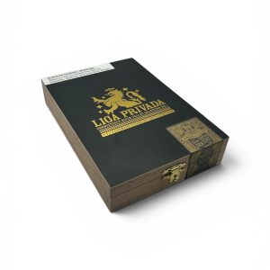 Liga Privada Selection No. 1 Five Cigar sampler closed